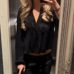 svart mönstrad blus - Svart jättefin mönstrad blus. Har använt 1 gång! Från stradivarius 