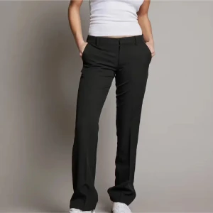 Vera lågmidjade kostymbyxor  - Snygga svarta lågmidjade kostymbyxor. Perfekta för en clean och stilren look, matcha med sneakers eller klackar för att höja outfiten💕storlek 38 men passar mig som har 36