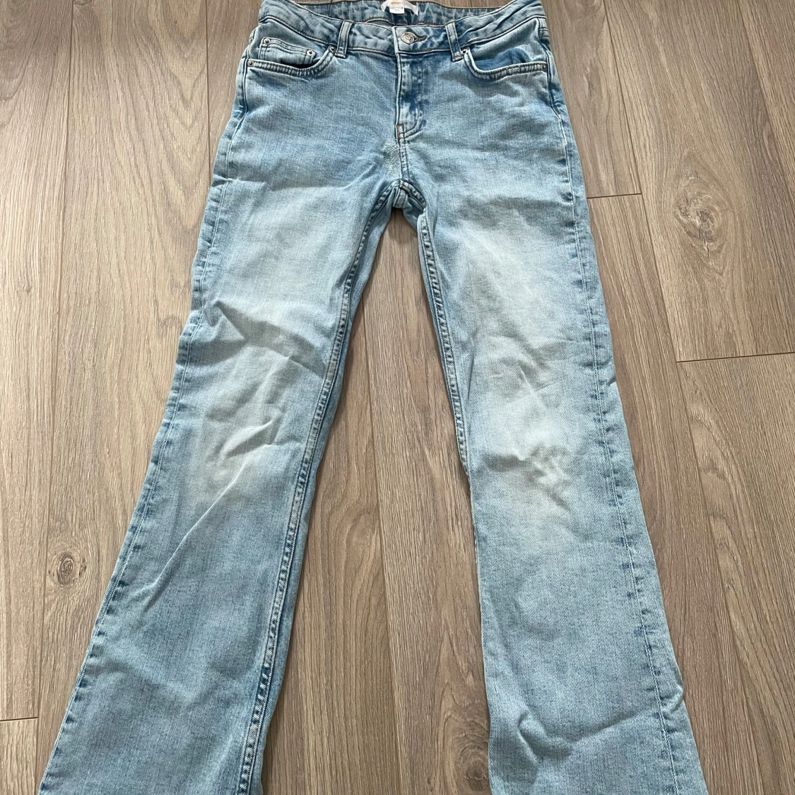 Bootcut low waisted ljusblå jeans från Gina tricot