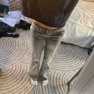 Gråa lågmidjade jeans  - Ett par jeans från Gina tricot i storlek 170! Jag har sytt in dom mellan benen men lätt att sprätta upp om det ej önskas, även fixat lite med bakfickorna som ni kan se på bild 3💞priset kan diskuteras 