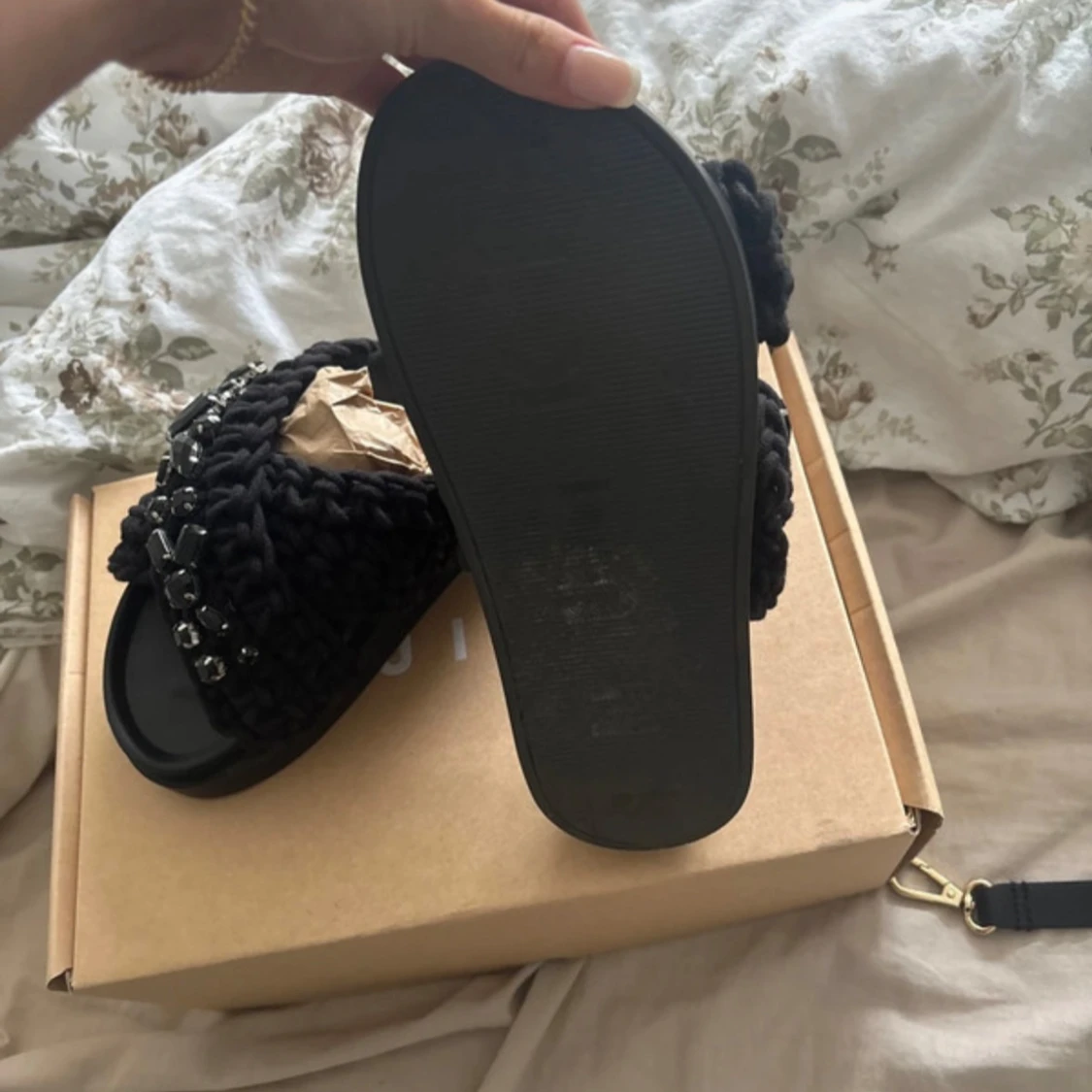 Svarta sandaler Inuikii med pärlor - 2