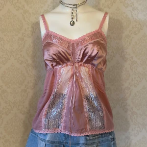 Rosa spetsig linnetopp från mk one - Pink cami top with lace and satin details and very nice crotchet details   Kolla gärna på mina andra mina andra annonser 