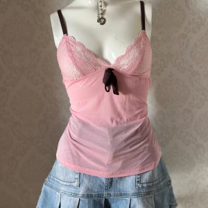 Rosa spets linnetopp med rosett - Lace pink cami top with lace details will fit M 