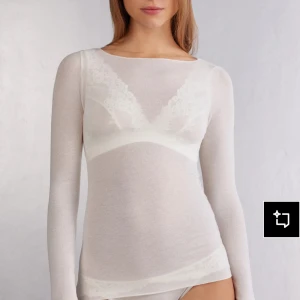 Intimissimi tröja - Säljer denna fina intimissimi tröjan som är i en krämvit färg. Använd men bra skick! Skriv för fler bilder!