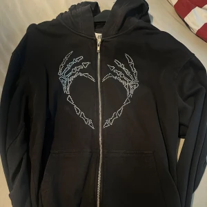 Glitter huvtröja med dragkedja  - Väldigt fin o h väldigt bra skick lite oversized så passar både s/m i storlek 