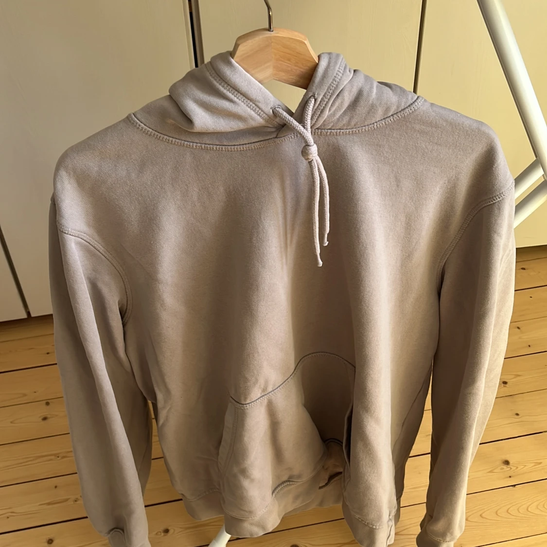 Beige hoodie från H&M med huva