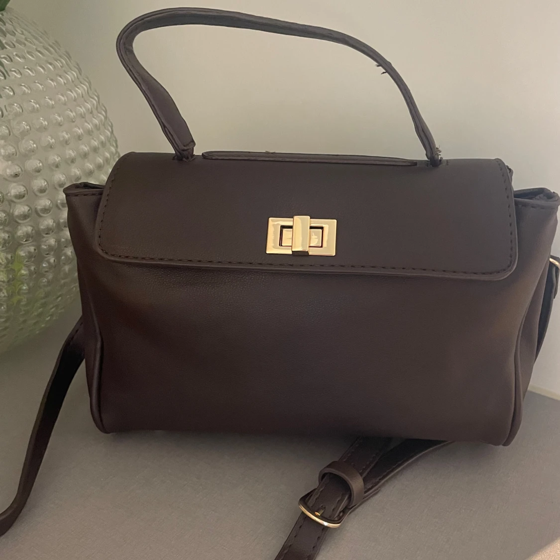 Mörkbrun axelväska med gulddetaljer - 2