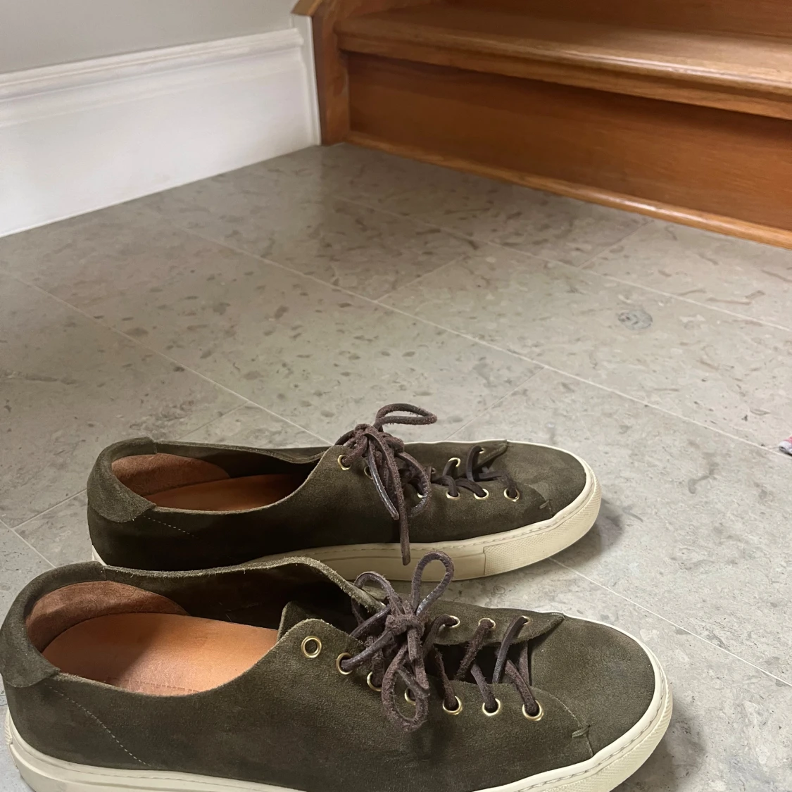 Olivgröna mockasneakers från Buttero - 1