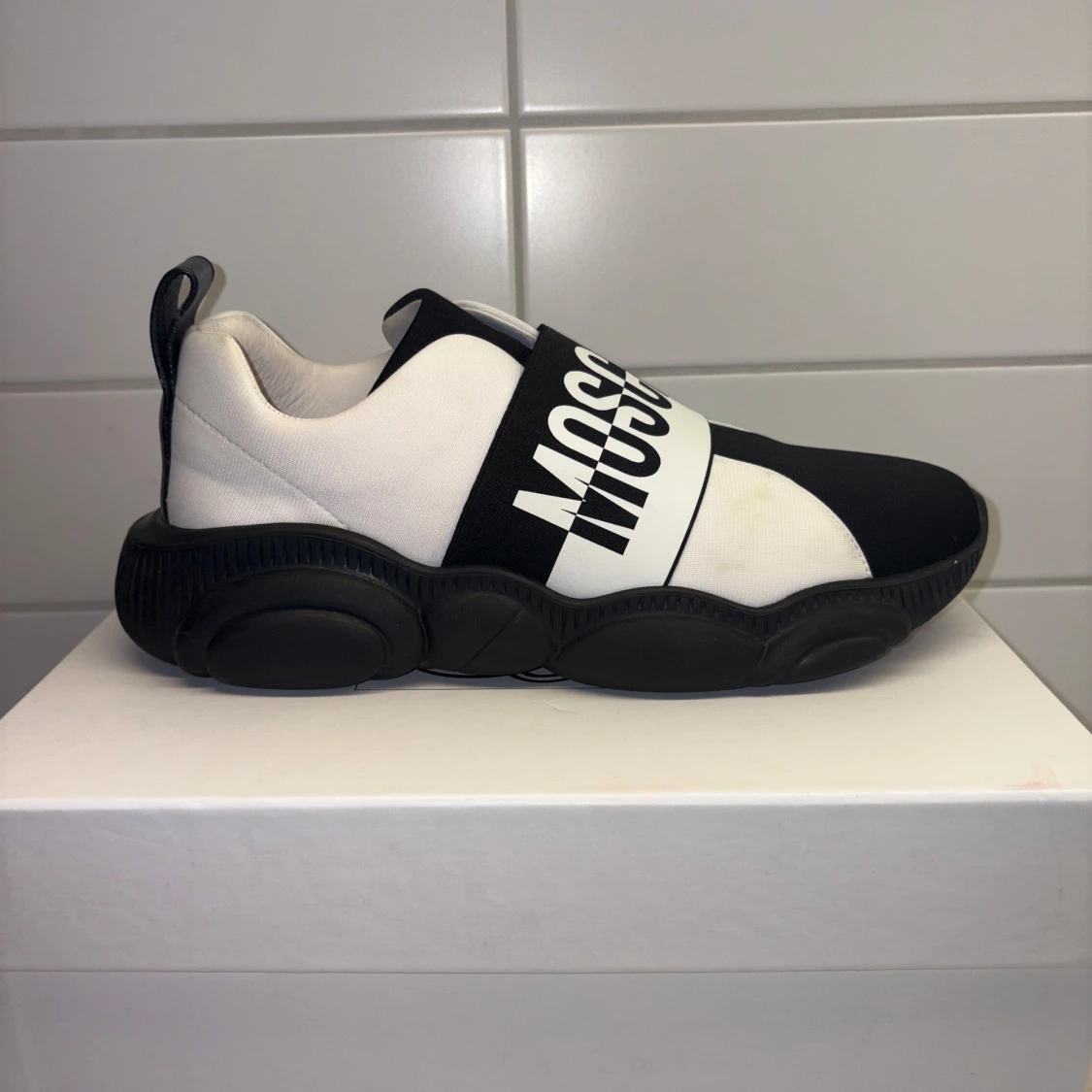 Moschino svartvita sneakers strl 40 - 3
