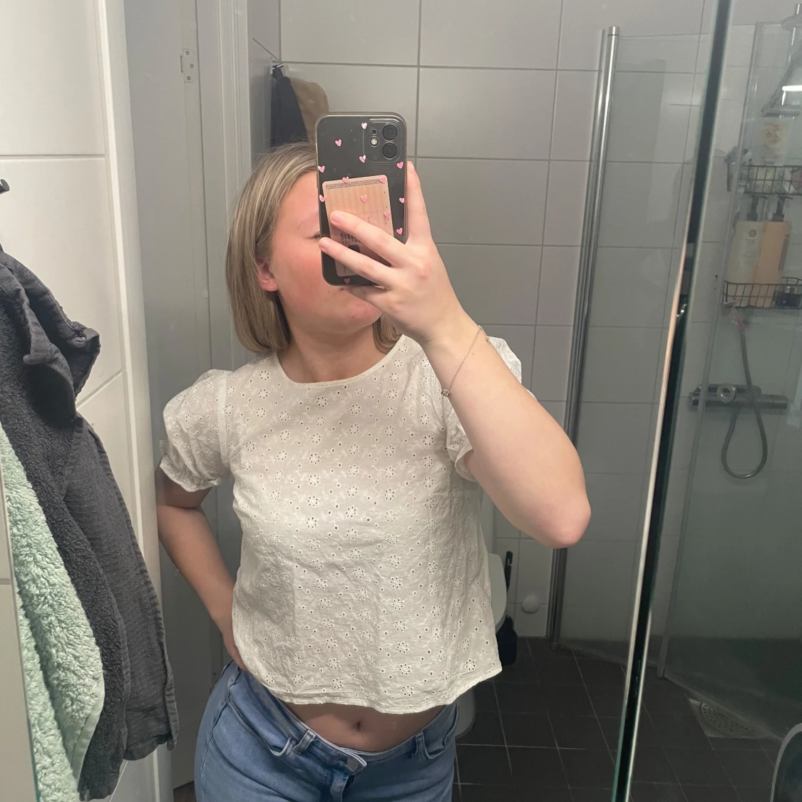 Vit blus med spetsdetaljer - 1