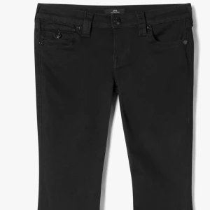 Svarta bootcut byxor - Snygga svarta bootcut byxor med en klassisk passform från True religion. Säljer då jag har två par, endast använda ett fåtal gånger. Storlek 25, kom privat för mer detaljerade bilder! 