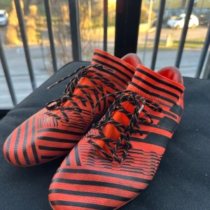 Adidas Nemeziz 17.3 fotbollsskor - Säljer ett par Adidas Nemeziz 17.3 fotbollsskor i en cool orange och svart randig design. 