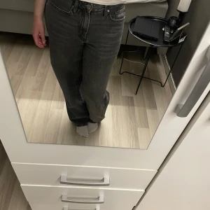 Gråa baggyjeans - Säljer ett par grå baggy jeans. Byxorna stängs med dragkedja och knapp. Perfekta för en avslappnad stil.