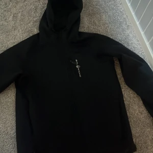 Sail racing hoodie  - Säljer en schysst sail racing hoodie med dragkedja, perfekt för en kylig sommar kväll. 