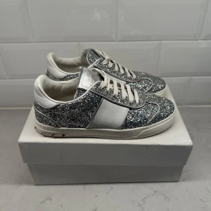 Valentino Flycrew  - Valentino flycrew skor i nyskick | Storlek 38 | Fråga om innermått vid osäkerhet | ALLA nitar på | Endast skorna ingår | Hör av dig vid frågor eller funderingar! 