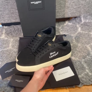 Saint Laurent skor - Kör ett galet dropp på ett par  saint Laurent skor (galet pris) använda få gånger riktigt bra skick många äkthets bevis följer med som box och dustbag och andra kort. Först till kvarn. Köpta i en leverantör grupp så kan ej garantera äkheten 