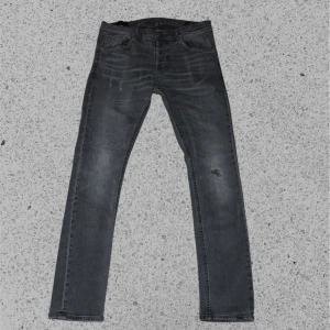 Dondup Ritchie | W33 - Mörkgråa dondup jeans med liten slitning. (passform som Geroge) | Toppskick, inga defekter | Om du har några funderingar, tveka då inte på att höra av dig | ⚜️