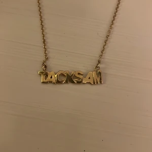 Guldhalsband med texten 'TACKSAM' - Elegant guldhalsband med texten 'TACKSAM'. Perfekt som en personlig accessoar eller en meningsfull present. Kedjan är tunn och smidig, vilket gör den lätt att bära till olika tillfällen. Skriv först om ni skulle vilja köpa 💕