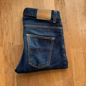Nudie jeans grim tim - Tja, säljer en riktigt fett par jeans från Nudie i fint skick! Nypris runt 1600kr, säljer för 499kr! Storlek 33/32, men efter tvätt har den krympt och sitter perfekt som 30/32! Kontakta mig för frågor mm, pris är diskuterbart! //Mvh Nils