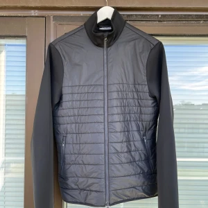  J.Lindeberg Cardigan  - Snygg svart Cardigan från J.Lindeberg. Jackan har en snygg logotyp på baksidan. Och är enligt mig den bästa Cardiganen man kan ha i sommar. Tyvärr är den för liten för mig nu, men vill du ha fetast Cardigan i sommar så är det bara att skriva☀️🏎️🍾!