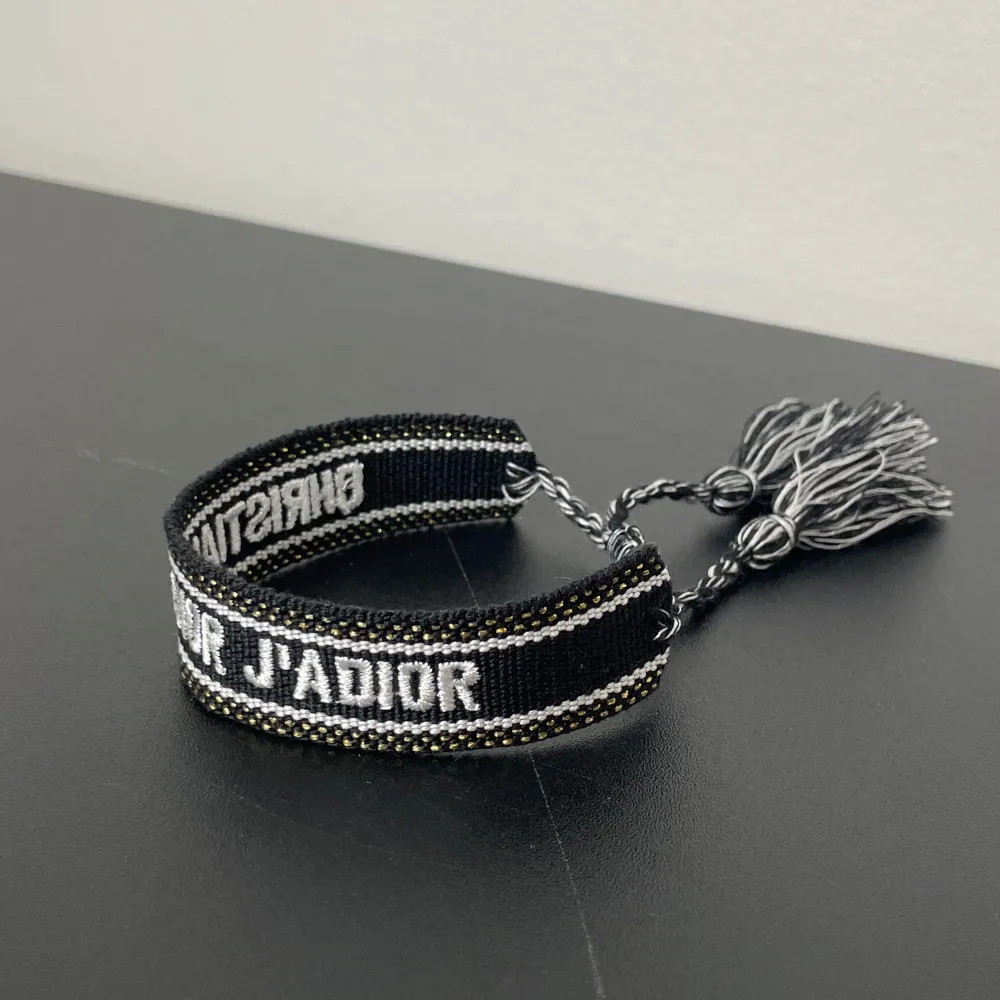 Dior || skick 10/10 || storleken passar alla || nypris ca 3800kr mitt endast pris 799kr || made in Italy đźđč || pris kan diskuteras vid snabb affĂ€r!. Asusteet.