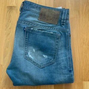 Diesel jeans med slitningar - Tja, säljer dessa feta diesel jeans med väldigt snygga slitningar😍. De är i storleken 30:32 men passar även dig som har 31:32. Hör gärna av er vid minsta funderingar!👍