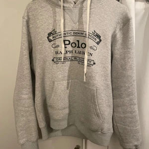 Ralph lauren hoodie - Säljer en sällsynt hoodie ifrån ralph lauren i toppskick! Storlek L