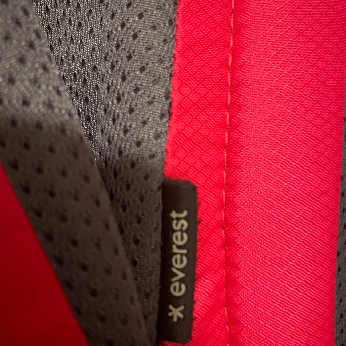 Grå och röd ryggsäck från Everest - 2