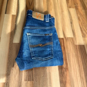 Nudie jeans 27/30 - Nudie jeans thin finn i storlek 27/30