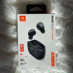 JBL in-ear hörlurar  - JBL in-ear hörlurar i obruten förpackning, laddas i fodral, batteritid 32 timmar. Lyssningstid 8 timmar. 