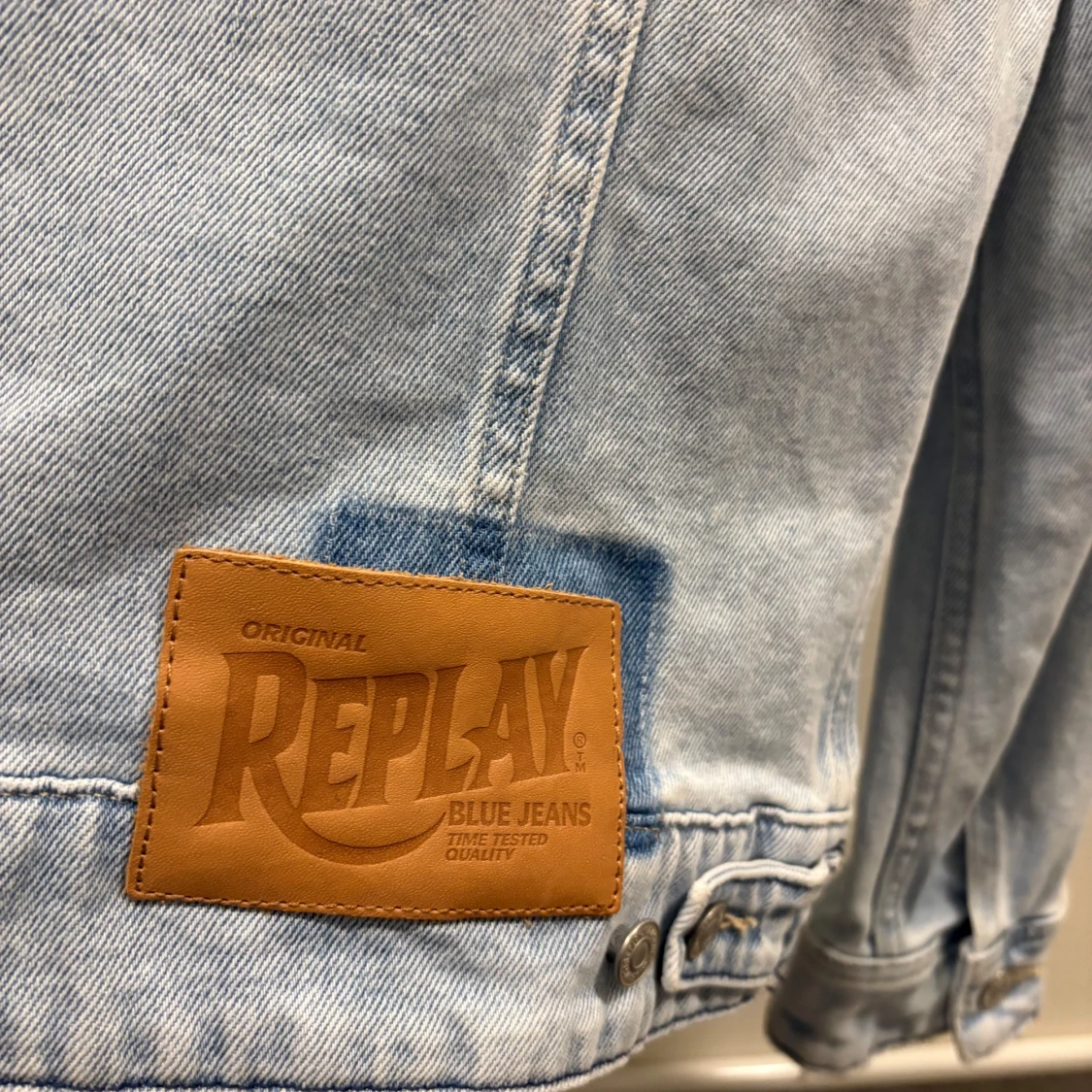 Ljusblå jeansjacka från Replay - 2