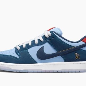 Nike Dunk  - Snygga Nike Dunk sneakers i olika blå nyanser med vit sula och snörning. Skorna har en unik detalj med en liten figur på sidan. Perfekta för en stilren och sportig look.