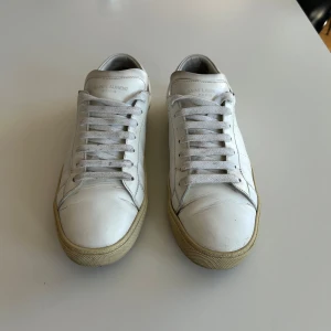 Saint Laurent SL/06 skor  - Saint Laurent SL/06 skor  Storlek: 42 Skick: 9/10 inga konstigheter  Har du frågor? Släng iväg ett dm