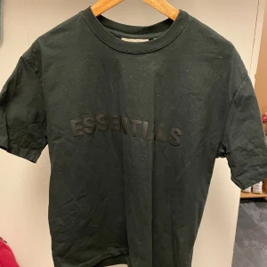 Essential tröja  - Pris kan diskuteras. Kom privat om ni har frågor eller undrar över något.