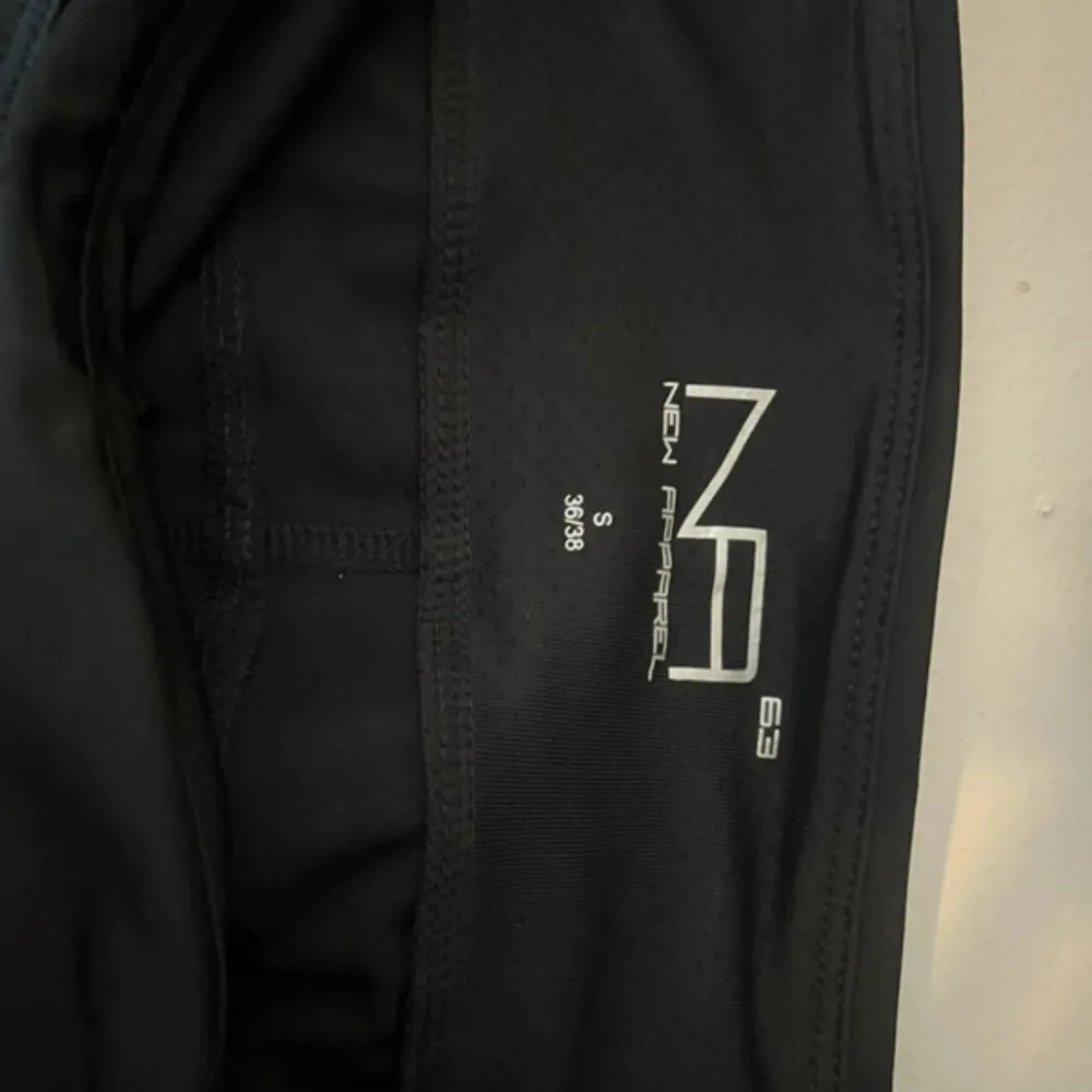 Säljer ett par svarta träningsshorts från New Apparel. De har en praktisk dragkedja. Shortsen är tillverkade i ett lätt och bekvämt material. Storlek S helt nya oanvända. . Shortsit.