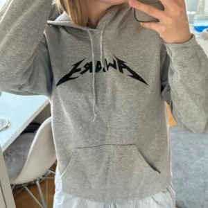 Hoodie - Grå hoodie med ett coolt svart tryck! Säljer pågrund av att den är för liten nu…men nu vill jag att den ska komma till användning nån annanstans! Den är i bra skick och har används lite. Står ingen storlek men är säker att den skulle passa någon med storlek XS/S! Skriv om du har frågor eller undrar något!💖
