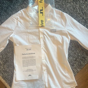 Vit skjorta från J.Lindeberg - Exklusiv vit skjorta från J.Lindeberg, del av 'future archive'-kollektionen. Här har ni nr 10 av 50 alltså en väldigt limiterad skjorta. Intyg och dust bag ingår 