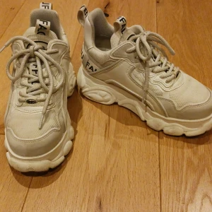 Vita Buffaloskor - Fint skick, nypris 1295 kr. 