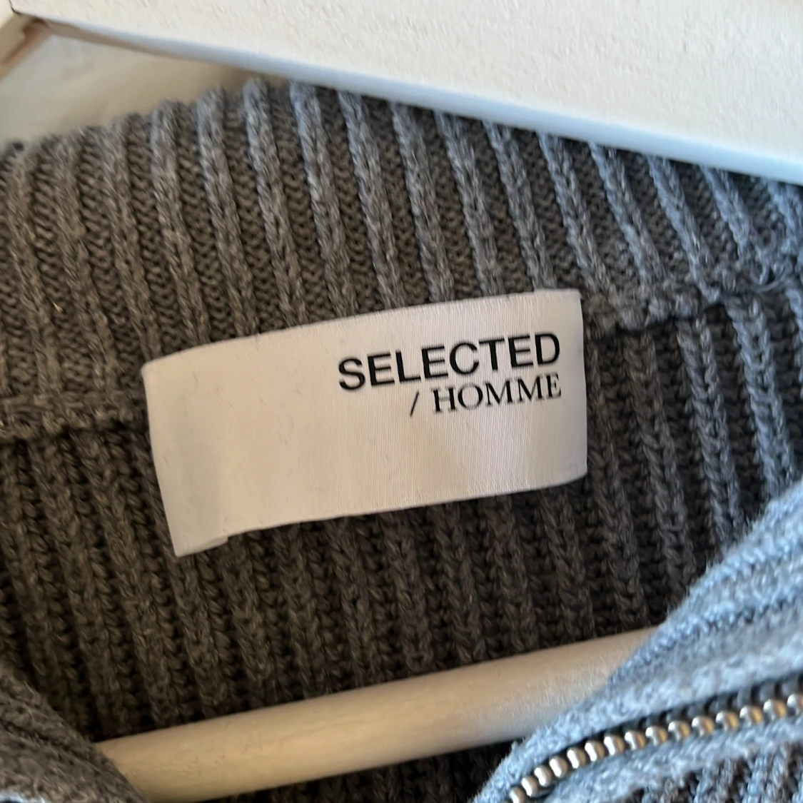 Grå ribbad tröja från Selected Homme - 2