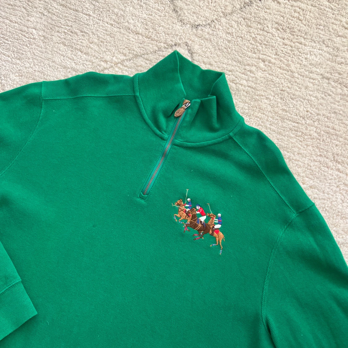 Grön tröja med dragkedja och broderi - 1