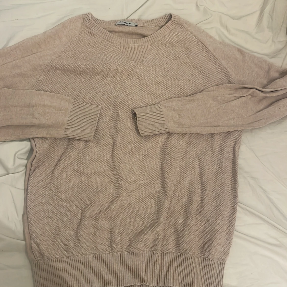 Beige stickad tröja från J.Lindeberg