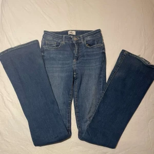 Blå jeans från Only - Hej, säljer dessa snygga blå jeans från Only. dessa är midwaist men ändå väldigt låga & även bootcut. Pris kan diskuteras! 