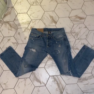 Dondup jeans med feta slitningar  - Säljer ett par blå Dondup jeans med feta slitnigar. Knappt använda och de är i top kvalite. Nypris≈3599 Mitt pris= 699  Obs! Går att pruta