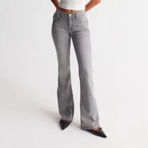 Grå bootcut jeans från Perfect Jeans - Snygga grå bootcut jeans från Perfect Jeans. De har en klassisk femficksdesign. Perfekta för en stilren look med en modern twist. Ordinare pris 500kr aldrig använda bara testade 