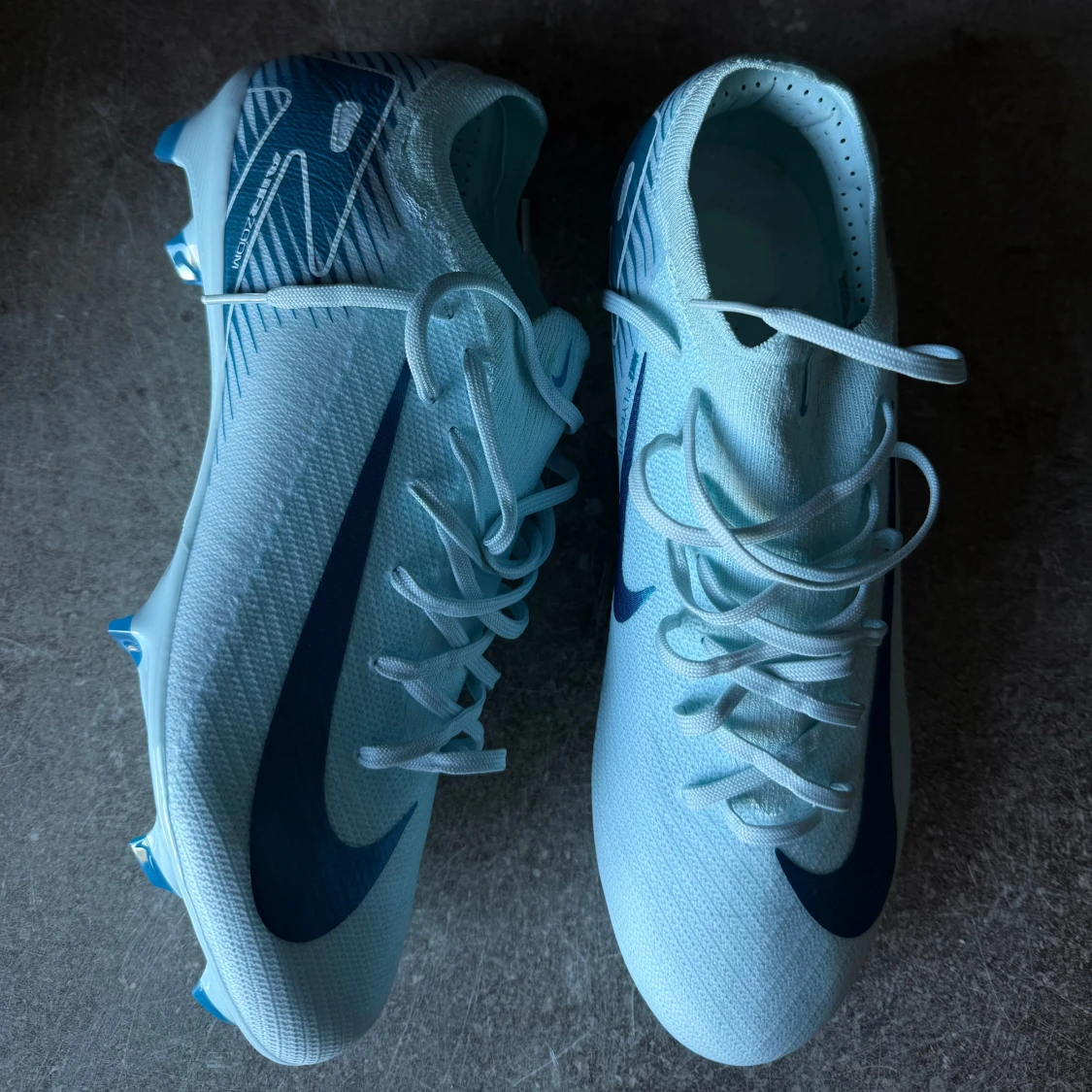 Nike fotbollsskor i ljusblått