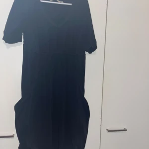 Tunika - Ihana musta tunika. Molemmilla sivuilla isot pussimaiset taskut. Koko L. Kaikai n 40cm, olkahelma n 95cm Kissatalous MMM Mikäli hinta ei miellytä tarjoa rohkeasti Katsothan myös muut ilmoitukseni 