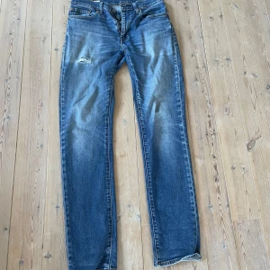 Blå jeans från Levi's - Säljer ett par klassiska blå jeans från Levi's, modell 511. De har en snygg slitning på ena benet. Perfekta för en avslappnad stil. Griischh 😝😝