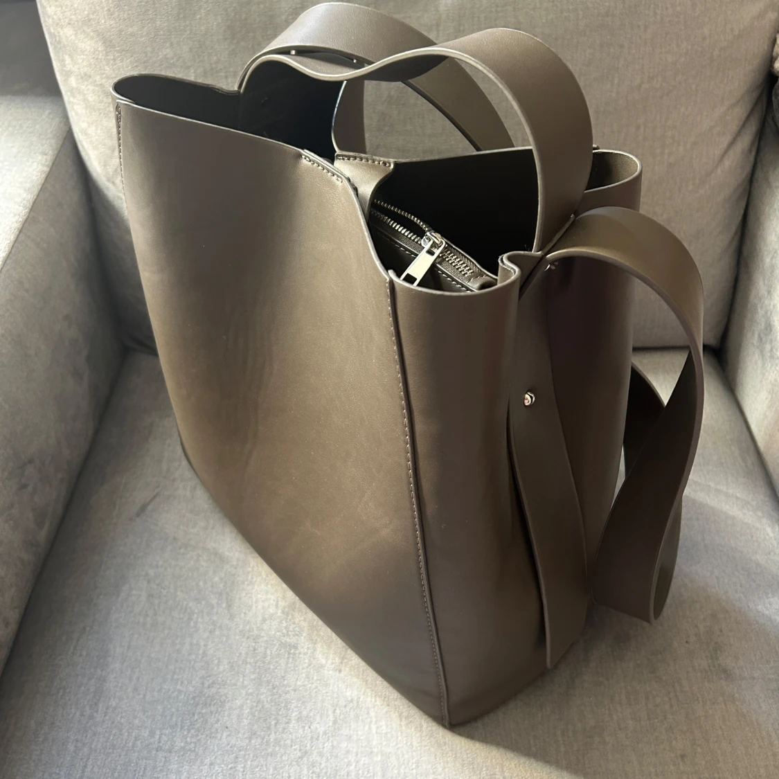 Grå axelväska från Gina Tricot - 1