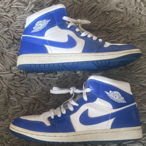 Jordan 1 Mid Kentucky Blue  - Jordan 1 Mid Kentucky Blue  Storlek 41 Liten i storlek                                                                         Cond: 7.5/10  Finns i centrala lund för avhämtning 