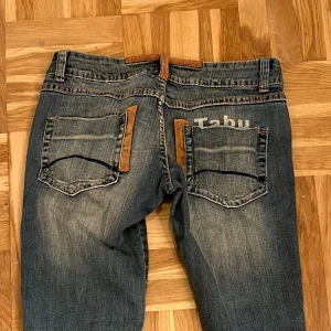 Lågmidjade byxor - Köpte i Spanien för ca 900kr. De går alltså it att köpa i Sverige. De är Lågmidjade med bootcut samt klippta längst ner (köptes så). 